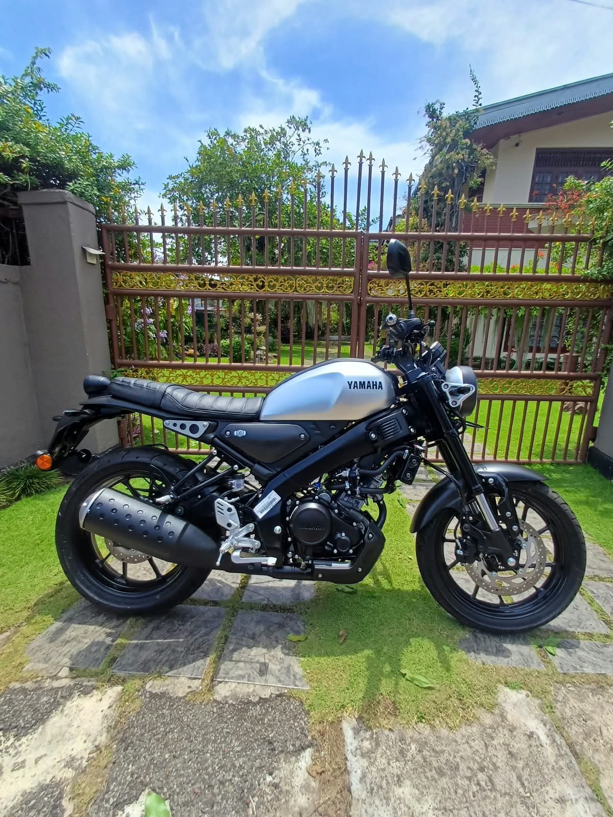 YAMAHA XSR SILVER 2026